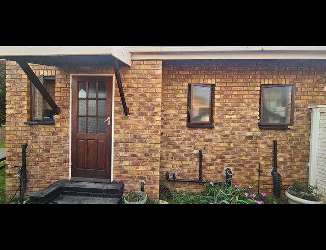 2 BEDROOM TOWNHOUSE FOR SALE IN VANDERBIJLPARK SE 3
